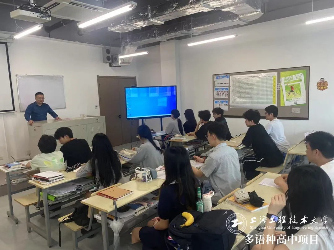 校園動態日語國際高中-我校榮獲開大附中總校“優秀班主任”和“優秀教務員”榮譽稱號